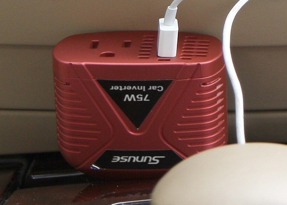 De machtsomschakelaar 12v gelijkstroom van de hoog rendement75w auto aan 220v ac met aanstekerstop