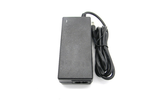 De elektrovoeding van de Desktopomschakeling/Externe 12V 5A-Adapter